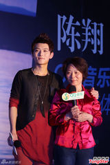 组图：陈翔晋升制作人发唱片 尽孝心为母亲洗脚