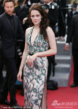 组图：暮光女戛纳走秀罩杯小难撑深V