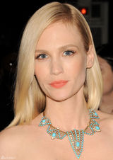 组图：詹纽瑞-琼斯盛装亮相 抹胸礼服勾勒身材