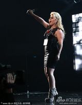 组图：美偶冠军凯莉-克莱森黑色紧身短裙激情献唱