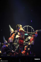 组图：梁汉文香港红馆开唱 圈中好友齐助阵