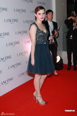 组图：艾玛-沃特森性感现身香港