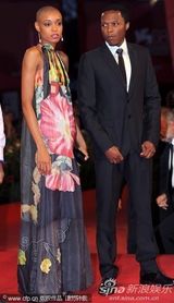 组图：《硬纸盒小镇》首映 导演埃曼诺牵爱妻亮相