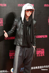 组图：周慧敏白纱裙飘逸现身 小腹扁平力证未怀孕