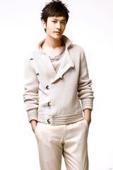 幻灯图：黄晓明登杂志封面 展露纯净干净气质