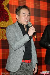 组图：黄小柔出嫁盼造人 穿低胸婚纱挽老公亮相