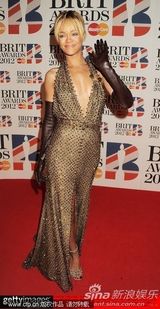 组图：第32届全英音乐奖 蕾哈娜深V露背秀美腿