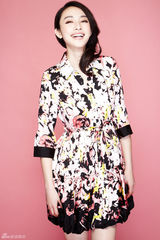 组图：张俪时尚大片庆生 复古印花裙演绎别样风情