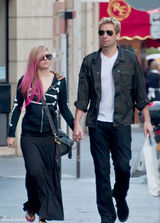 组图：艾薇儿与未婚夫巴黎街头牵手散步