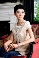 组图：《谁来伺候妈》塑造女企业家 侯角华丽绽放