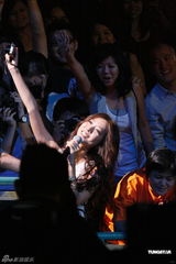 组图：陈綺贞小巨蛋开唱 脚踏车上场展独特摇滚风