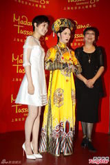 组图：孙俪出席甄嬛蜡像揭幕 栩栩如生赞不绝口