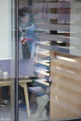 组图：刘孜夫妇抱儿子外出 一家三口其乐融融