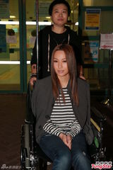 组图：徐子珊拍戏踩水渍跌倒 挫伤臀部尾龙骨