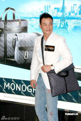 幻灯图：任达华收藏金银钻石打火机 被女儿强制戒烟