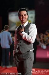 组图：电影《萨尔》首映 男演员Val Lauren大玩自拍