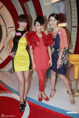 组图：蒙嘉慧为节目录影 与郑伊健共识不生小孩