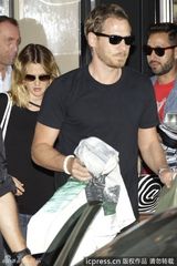 组图：巴里摩尔三婚倒计时 闺蜜迪亚茨作陪选衫