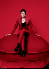 组图：苏志燮暖色写真头顶橙子展现可爱一面