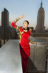 组图：阿筎那着蒙古华服纽约时装周演绎奢华风