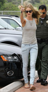 高清组图：惠特莉和男友杰森亮相 牛仔裤秀长腿