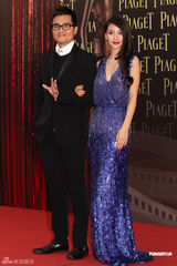 高清图：Angelababy深V长裙现身 林家栋绅士护花