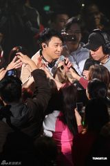 组图：黎明演唱会大打亲民牌 乐基儿秘密现身后台