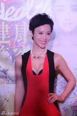 组图：颖儿石小群亮相活动甜美妆容竞艳