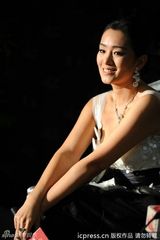 组图：巩俐低胸亮相时装周 性感蕾丝装搭灯笼裤