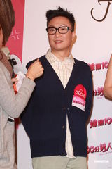 组图：郑中基为女儿变顾家 梁咏琪拍戏考虑老公感受