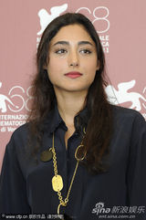 组图：《梅子鸡之味》记者会 女演员豪放转裙露底裤