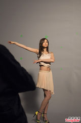 组图：黄宗泽代言吸金秀腹肌 屈膝跳高近百次