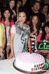 组图：汪明荃获粉丝送蛋糕鲜花 提前贺64岁生日