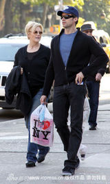 幻灯图集：休杰克曼一家三口外出 女儿艾娃可爱