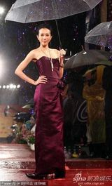 高清组图：金曲奖红毯星光熠熠 那英躲雨不顾形象