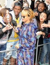 组图：蕾哈娜闺蜜情侣装亲密 花朵装变妩媚玫瑰