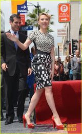 组图：斯嘉丽留名星光大道 杰瑞米-雷纳友情站台