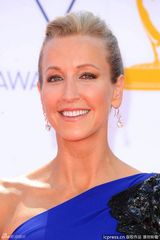 组图：艾美奖红毯 劳拉-斯宾塞蓝色单肩礼服