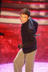 幻灯：香港金像奖现场 许志安献唱《龙的传人》 