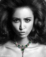 组图：张歆艺黑白复古大片尽展野性美