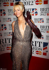 高清组图：蕾哈娜性感V领礼服亮相全英音乐奖