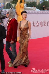 组图：巩新亮深v露乳提裙秀大腿 狼头男造型怪异