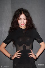 组图：众星出席新店开幕 Angelababy黑色透视秀身材