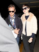 组图：安妮海瑟薇蜜月后现身机场 紧贴老公秀恩爱