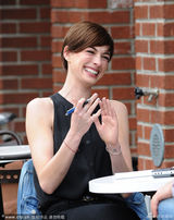 组图：海瑟薇帅气现身片场 豪放大笑不顾形象