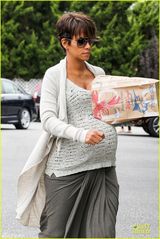 组图：47岁哈利贝瑞挺硕大孕肚亲自开车搬杂物