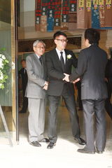 组图：赌王前女婿萧百成去世设灵 许晋亨等到场拜祭