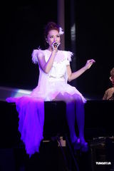 组图：天生歌姬A-Lin台北开唱 范玮琪张惠妹撑场