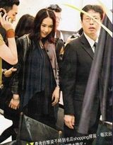 组图：黎姿穿碎花短裙身形未恢复 为保护女儿拒探访