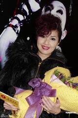 高清图：杨千嬅香港签唱 皮草华丽艳光四射